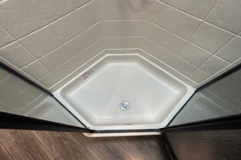 New 2024 Lakota 8313RKBGLQ Charger 3 Horse Trailer with 13′ Short Wall - Image 25