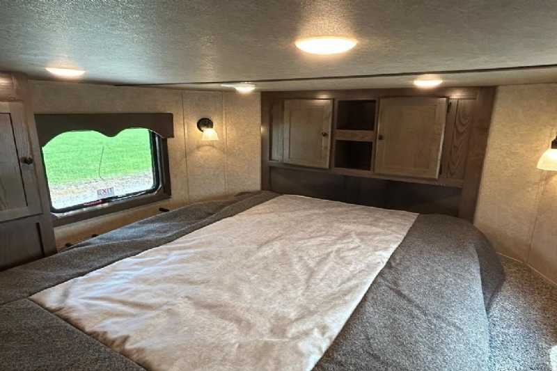 New 2024 Lakota 8313RKBGLQ Charger 3 Horse Trailer with 13′ Short Wall - Image 15