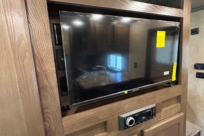 New 2024 Lakota 8313RKBGLQ Charger 3 Horse Trailer with 13′ Short Wall - Image 21