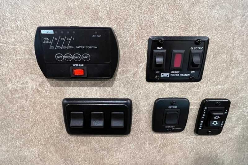 2024 Lakota Charger LE81413SR Stock Trailer with 13′ Short Wall - Image 16