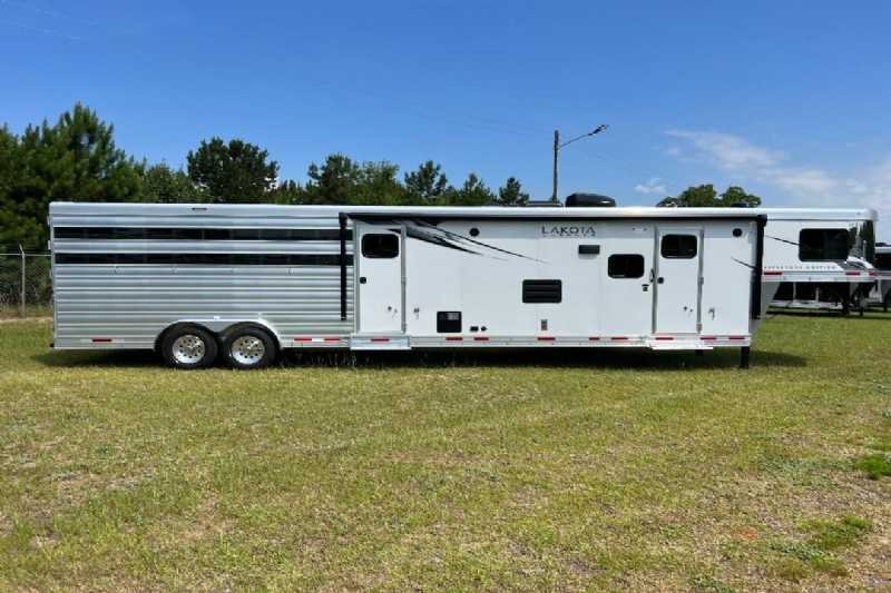 2024 Lakota Charger LE81413SR Stock Trailer with 13′ Short Wall - Image 6