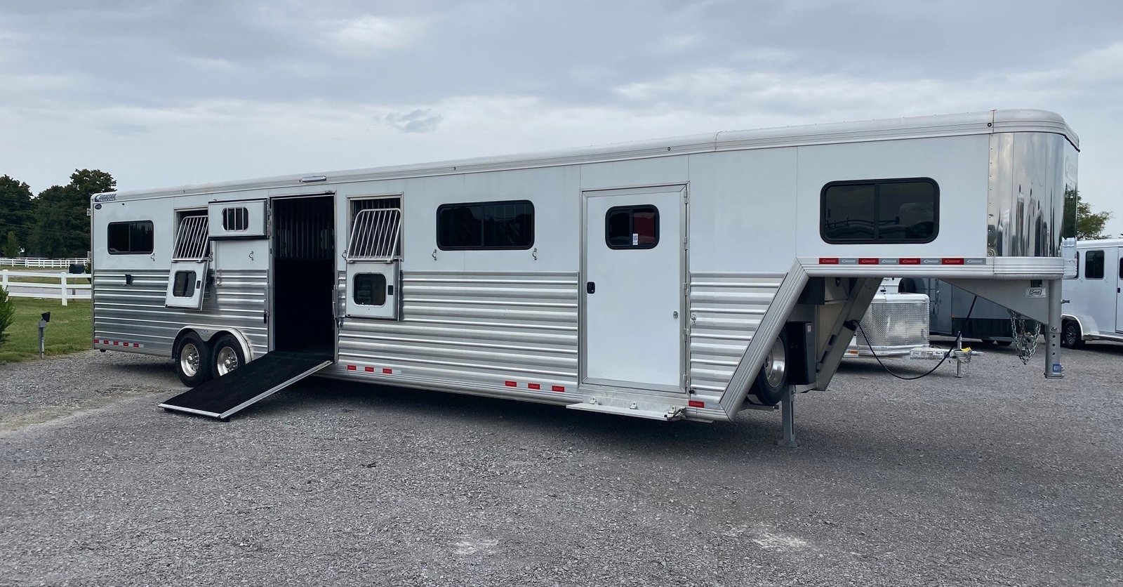 2023 CIMARRON NORSTAR 6 HORSE HEAD TO HEAD TRAILER - Image 2