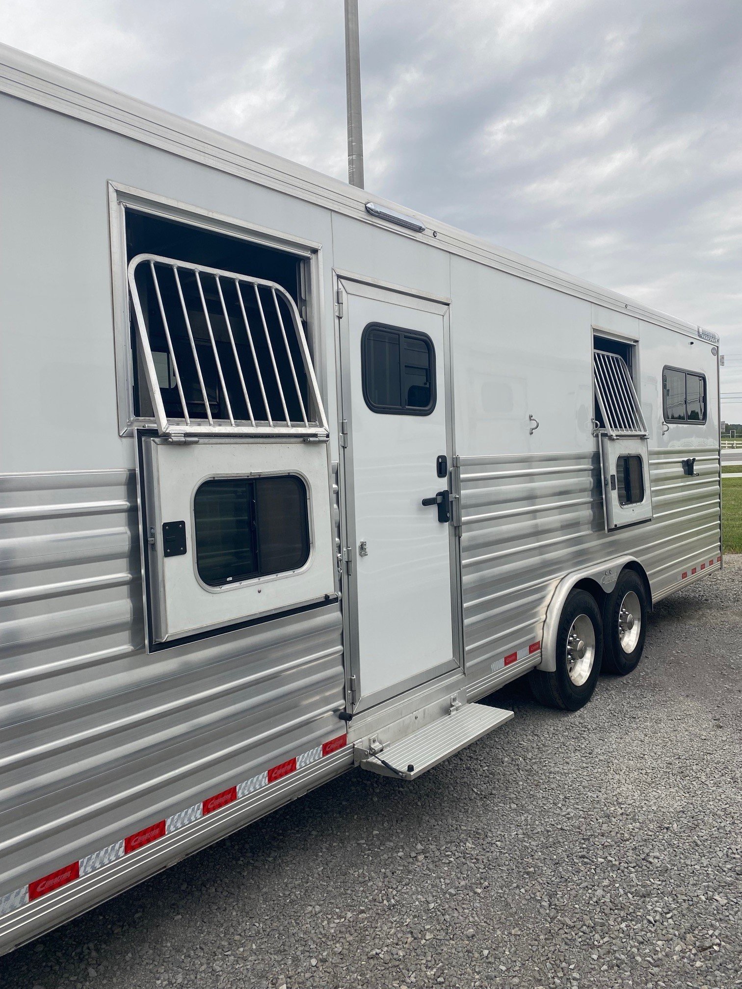 2023 CIMARRON NORSTAR 6 HORSE HEAD TO HEAD TRAILER - Image 3