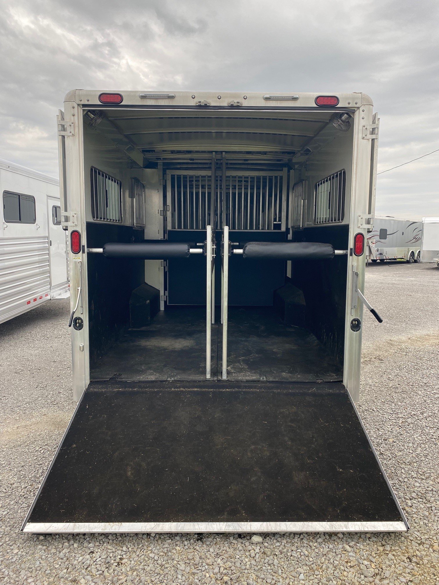 2023 CIMARRON NORSTAR 6 HORSE HEAD TO HEAD TRAILER - Image 9