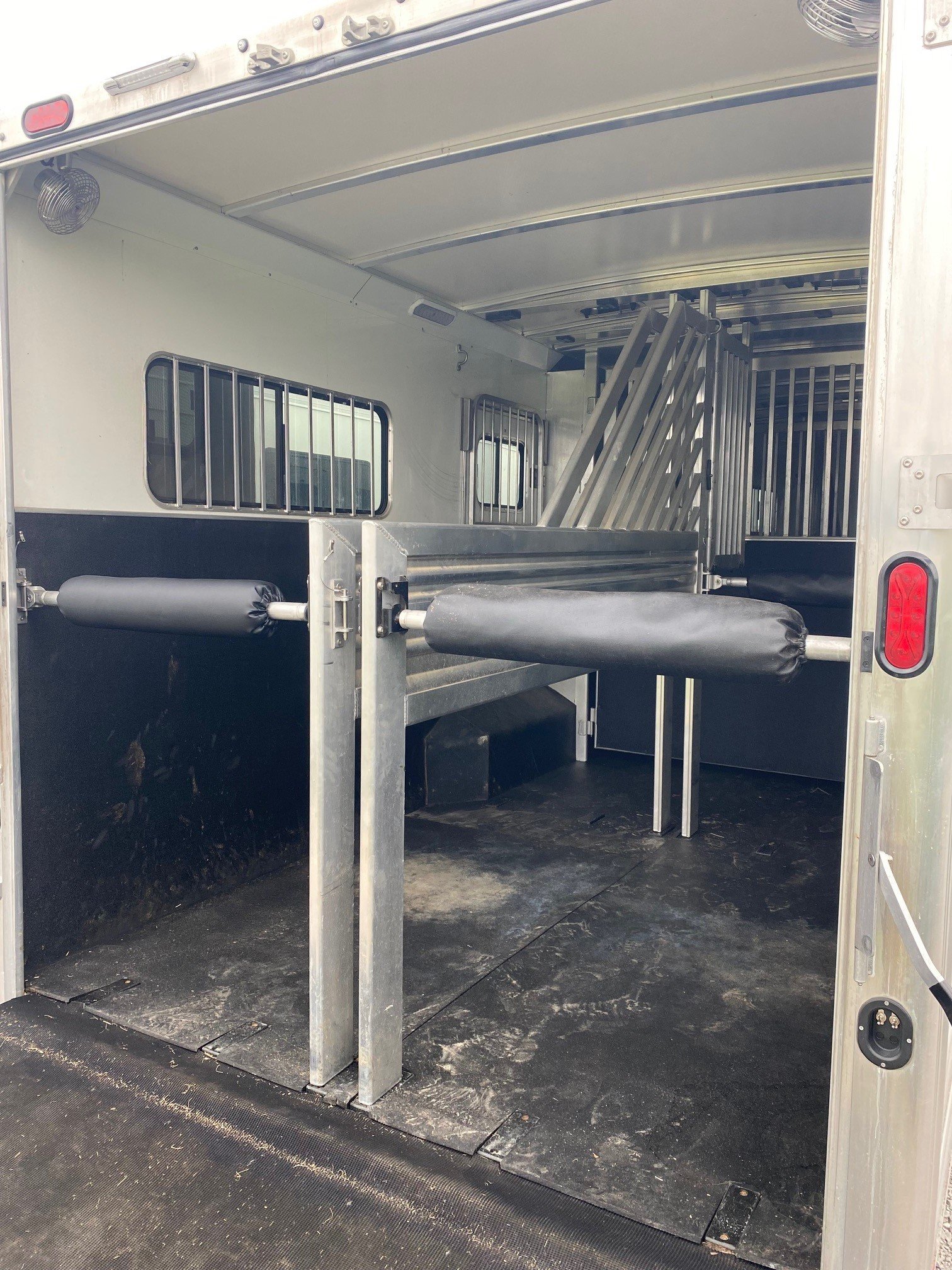 2023 CIMARRON NORSTAR 6 HORSE HEAD TO HEAD TRAILER - Image 11