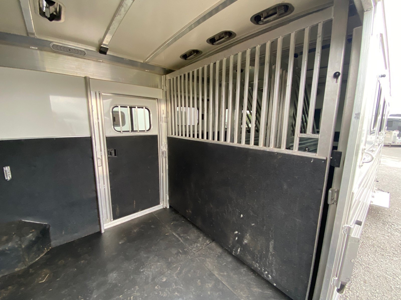 2023 CIMARRON NORSTAR 6 HORSE HEAD TO HEAD TRAILER - Image 15