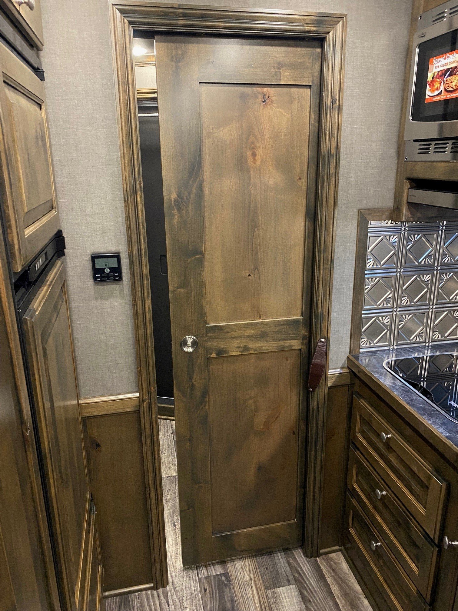 2024 Cimarron Trailers 8412 Outback Customs 4 Horse LQ - Image 58