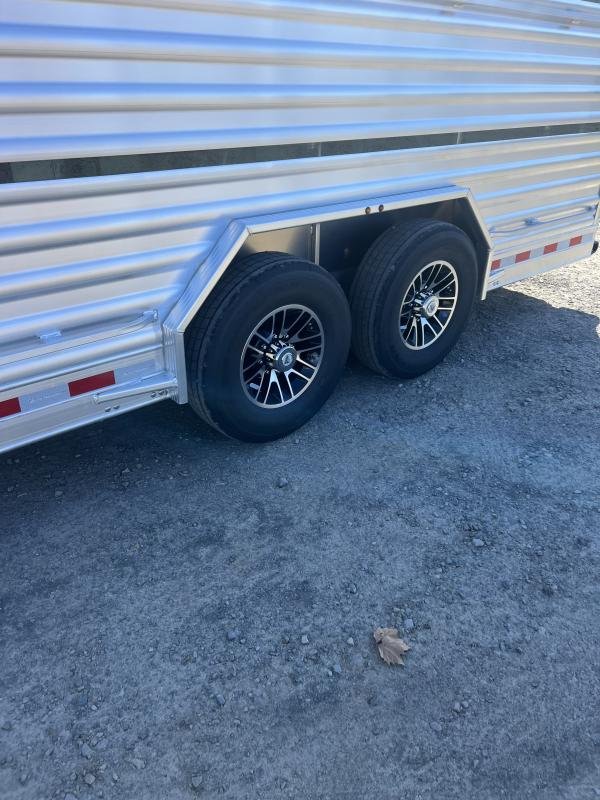 2025 Elite Trailers 8’x28′ Show Cattle Stock Combo Trailer - Image 6