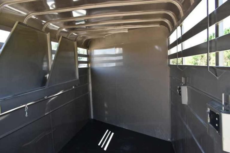 2017 CM 3HSLBP 3 Horse Trailer - Image 11
