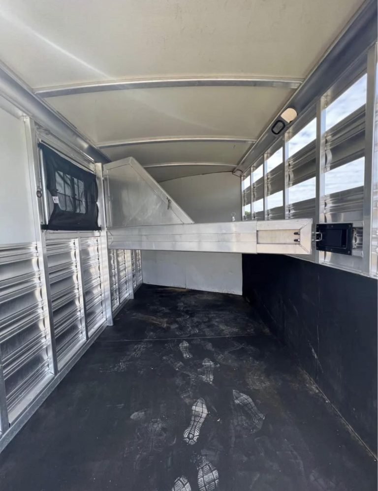 2013 model Cimarron 3 Horse Bumper Pull - Image 6