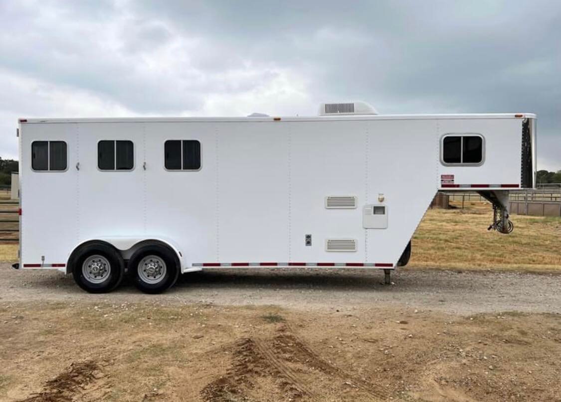 2007 Featherlite 3 horse slant load trailer - Image 2