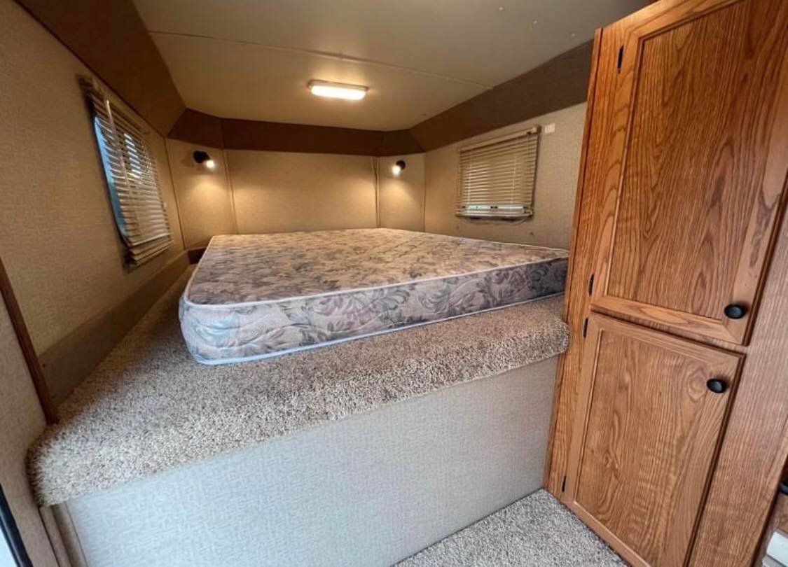 2007 Featherlite 3 horse slant load trailer - Image 12