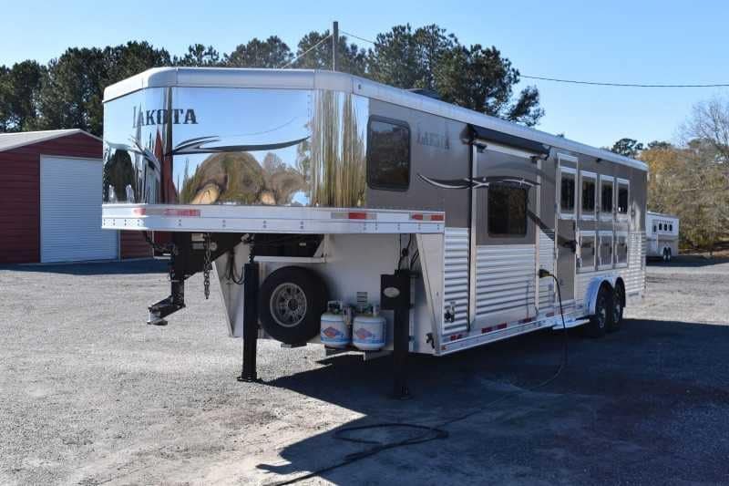 2015 Lakota 8411GLQ 4 Horse Trailer with 11′ Short Wall - Image 7