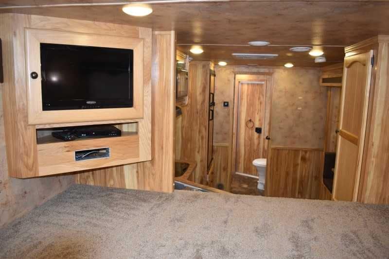 2015 Lakota 8411GLQ 4 Horse Trailer with 11′ Short Wall - Image 9