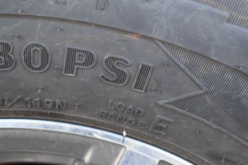 2015 Lakota 8411GLQ 4 Horse Trailer with 11′ Short Wall - Image 27