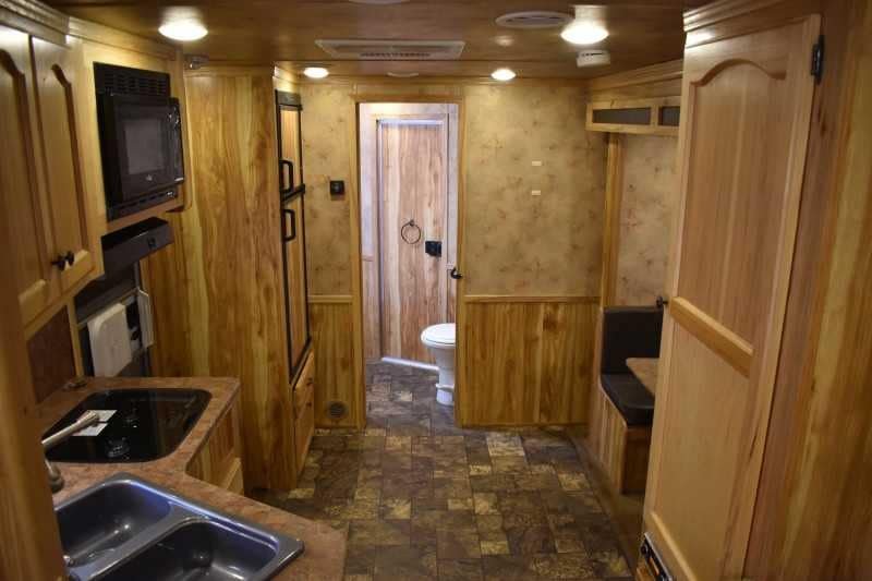 2015 Lakota 8411GLQ 4 Horse Trailer with 11′ Short Wall - Image 8
