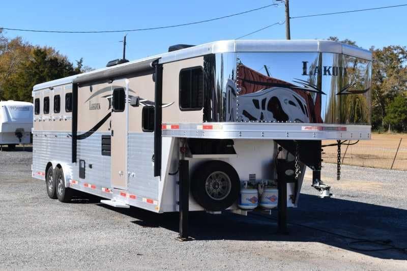 2015 Lakota 8411GLQ 4 Horse Trailer with 11′ Short Wall - Image 4
