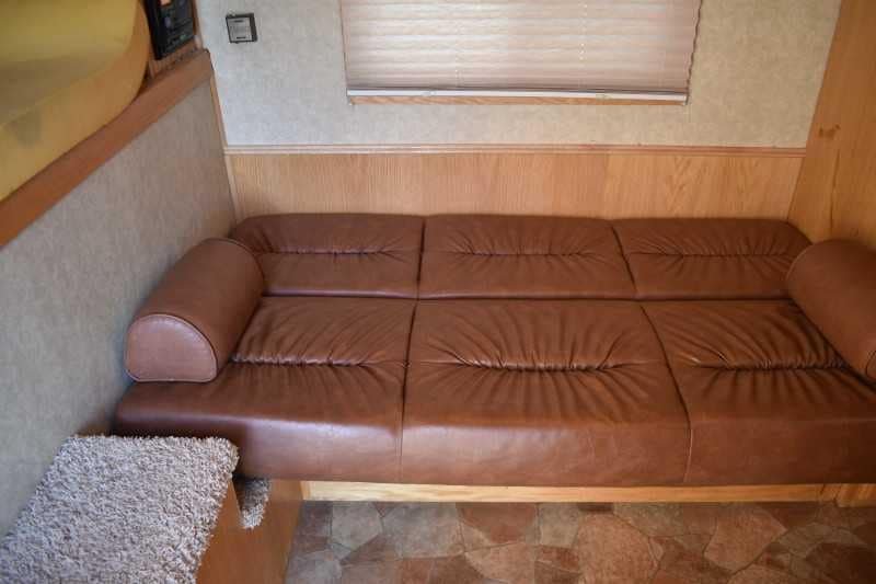 2006 Platinum 8410LQ 4 Horse Trailer with 9′ Short Wall - Image 11
