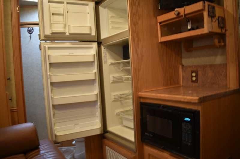 2006 Platinum 8410LQ 4 Horse Trailer with 9′ Short Wall - Image 13