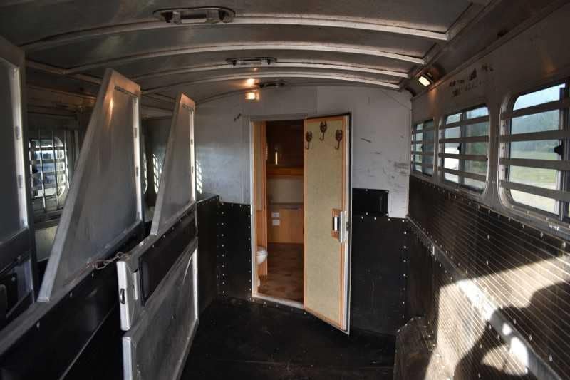 2006 Platinum 8410LQ 4 Horse Trailer with 9′ Short Wall - Image 27