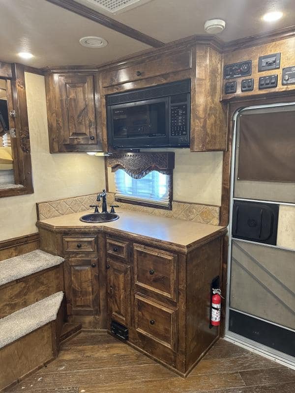 2007 4 Star 4 Horse 14′ Outlaw LQ Slide Out - Image 12