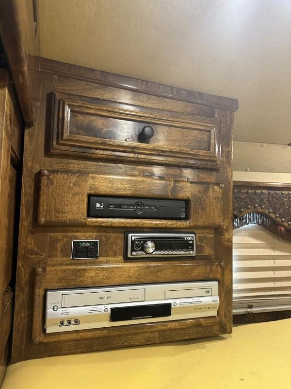 2007 4 Star 4 Horse 14′ Outlaw LQ Slide Out - Image 13