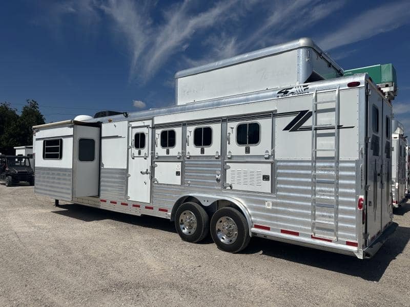 2007 4 Star 4 Horse 14′ Outlaw LQ Slide Out - Image 3
