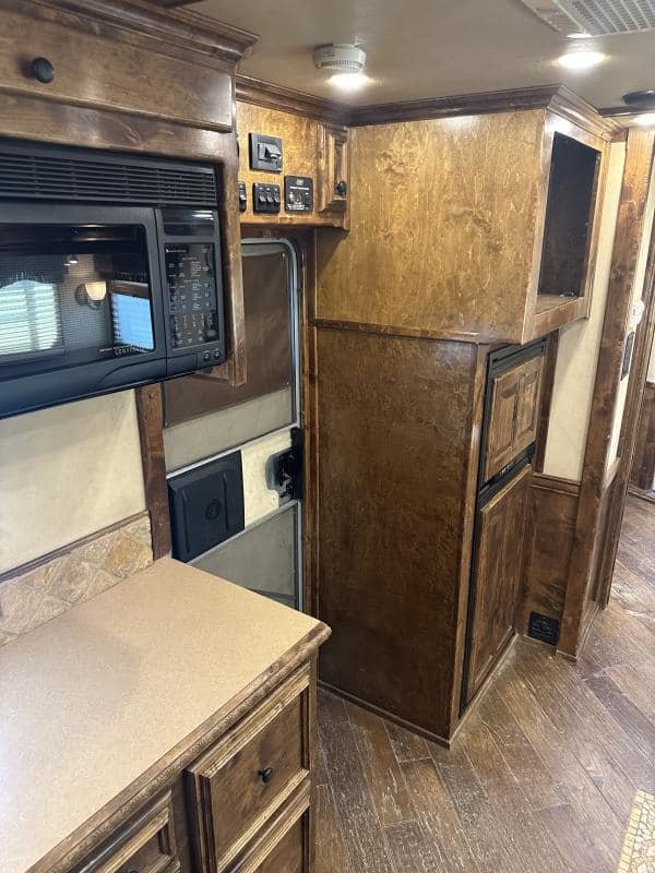 2007 4 Star 4 Horse 14′ Outlaw LQ Slide Out - Image 16