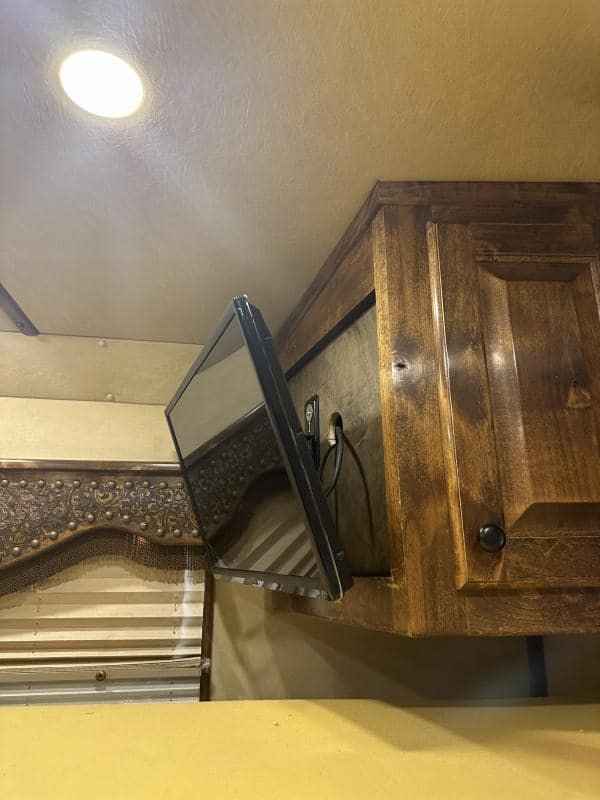 2007 4 Star 4 Horse 14′ Outlaw LQ Slide Out - Image 14