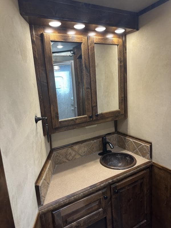 2007 4 Star 4 Horse 14′ Outlaw LQ Slide Out - Image 20