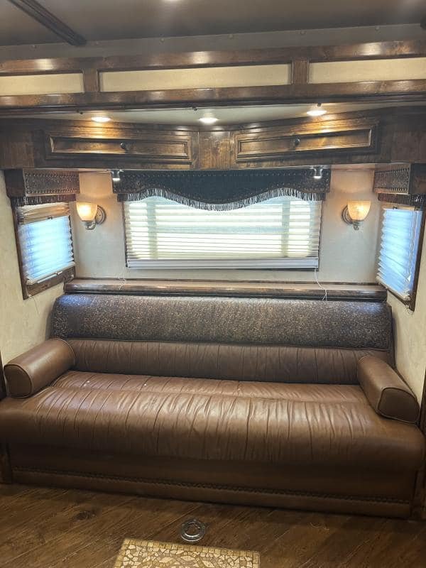 2007 4 Star 4 Horse 14′ Outlaw LQ Slide Out - Image 10