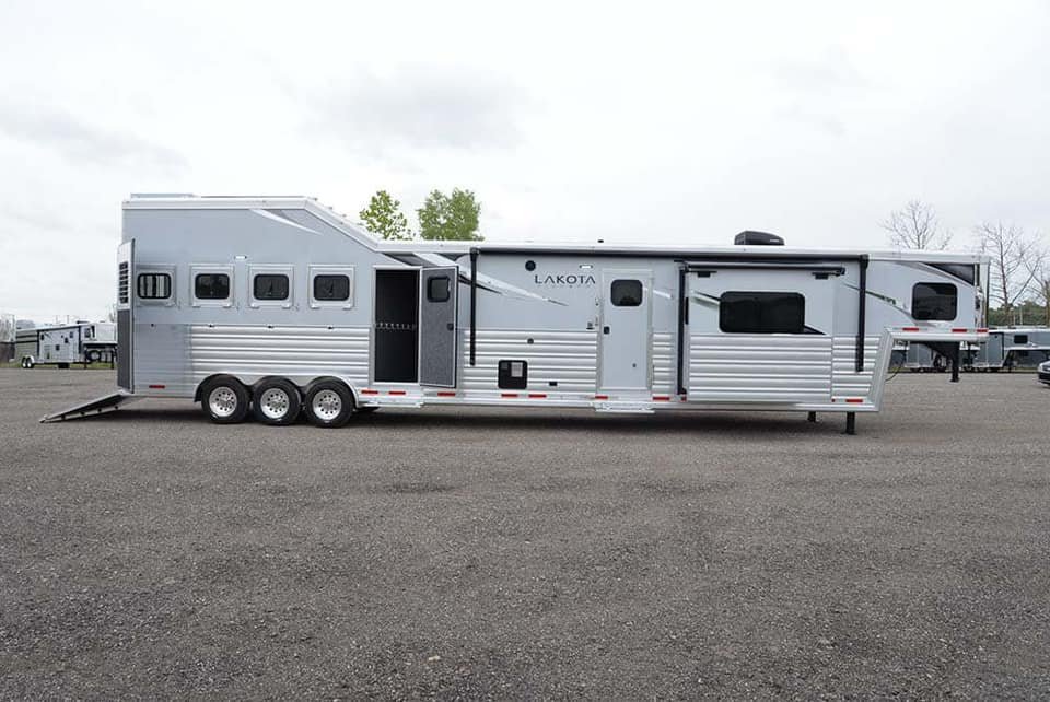 2024 LAKOTA BIG HORN 8417 DOUBLE SLIDE 4 HORSE TRAILER - Image 6