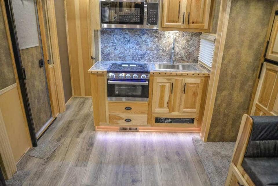 2024 LAKOTA BIG HORN 8417 DOUBLE SLIDE 4 HORSE TRAILER - Image 19