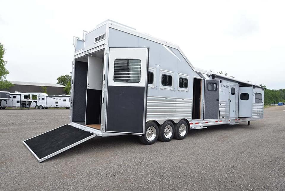 2024 LAKOTA BIG HORN 8417 DOUBLE SLIDE 4 HORSE TRAILER - Image 36