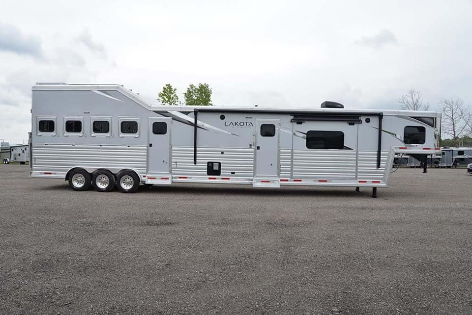 2024 LAKOTA BIG HORN 8417 DOUBLE SLIDE 4 HORSE TRAILER - Image 9