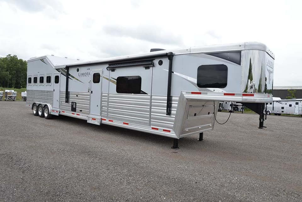 2024 LAKOTA BIG HORN 8417 DOUBLE SLIDE 4 HORSE TRAILER - Image 3