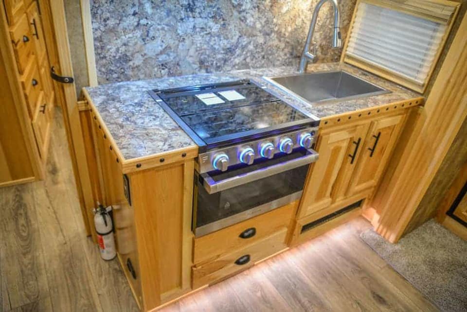 2024 LAKOTA BIG HORN 8417 DOUBLE SLIDE 4 HORSE TRAILER - Image 22