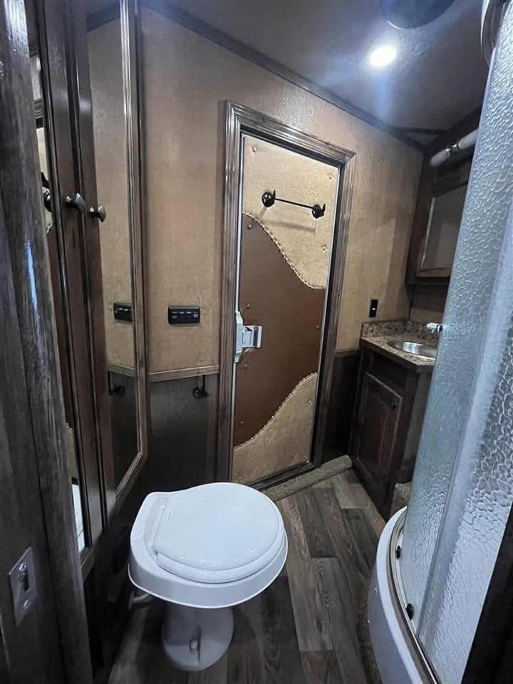 2016 Platinum 4 Horse Reverse Load Bunk Beds - Image 27