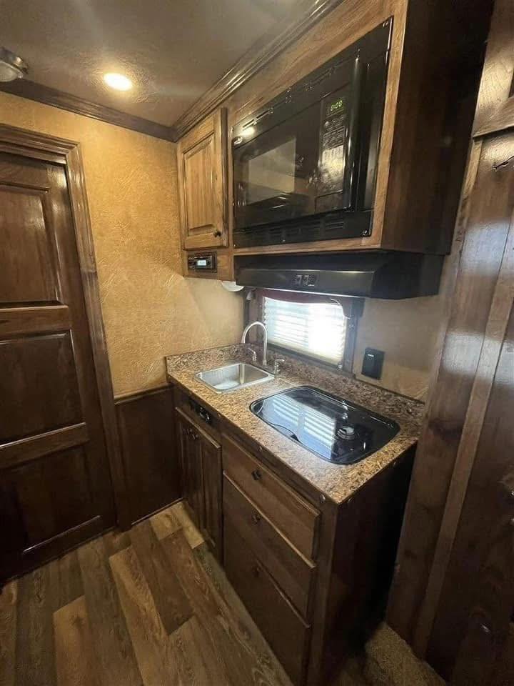 2016 Platinum 4 Horse Reverse Load Bunk Beds - Image 24