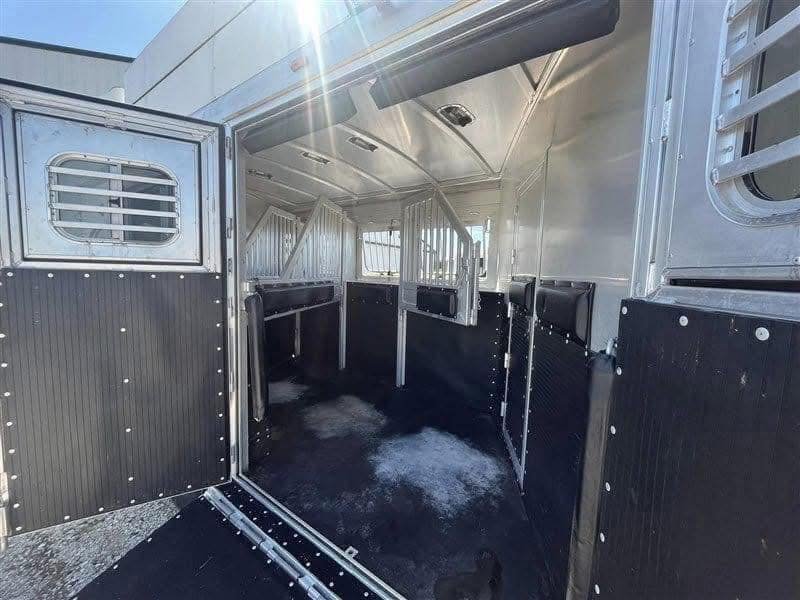 2016 Platinum 4 Horse Reverse Load Bunk Beds - Image 12