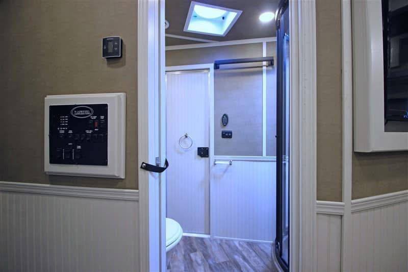 2018 Lakota Bighorn 3 Horse Double Slide Living Quarter - Image 30