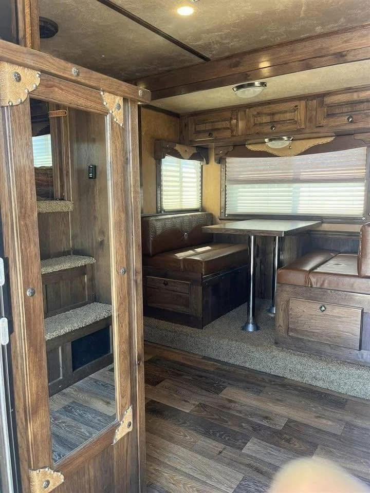 2016 Platinum 4 Horse Reverse Load Bunk Beds - Image 17