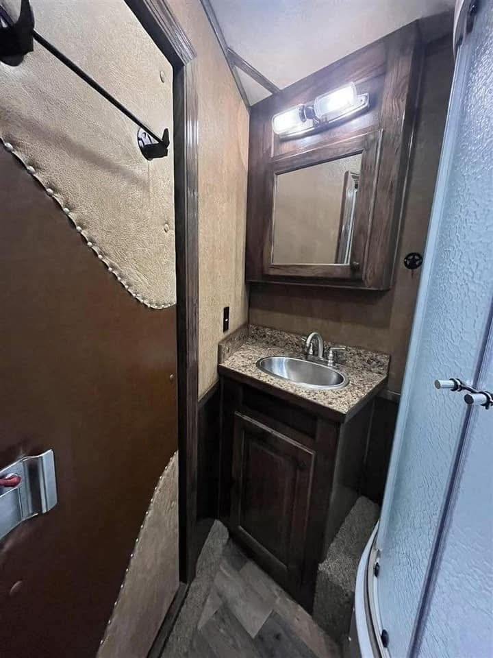 2016 Platinum 4 Horse Reverse Load Bunk Beds - Image 25