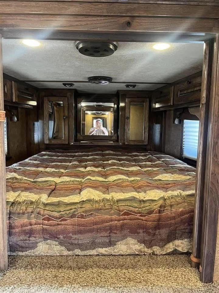 2016 Platinum 4 Horse Reverse Load Bunk Beds - Image 14