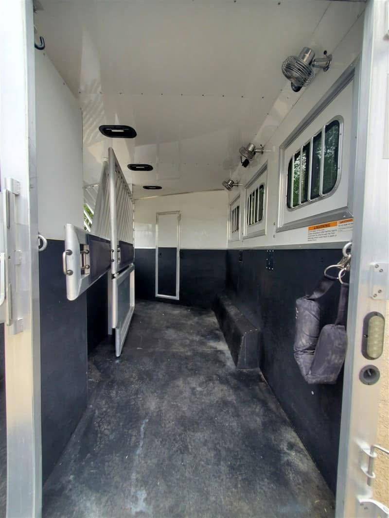 2018 Lakota Bighorn 3 Horse Double Slide Living Quarter - Image 12