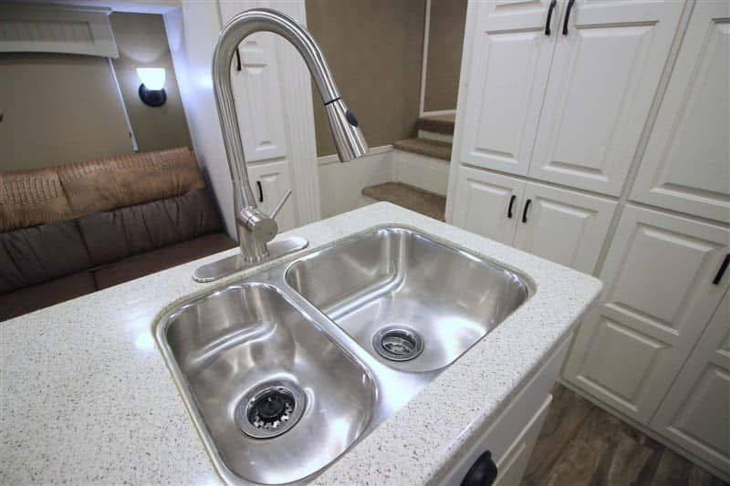 2018 Lakota Bighorn 3 Horse Double Slide Living Quarter - Image 28