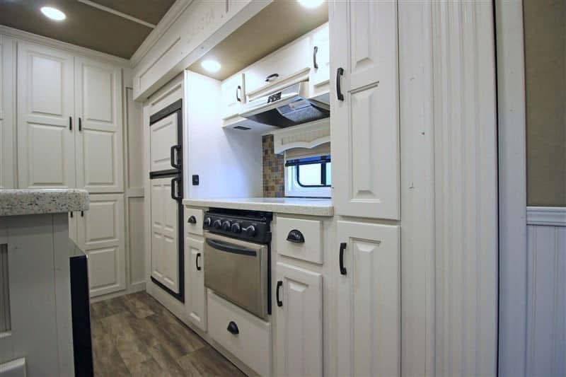 2018 Lakota Bighorn 3 Horse Double Slide Living Quarter - Image 25