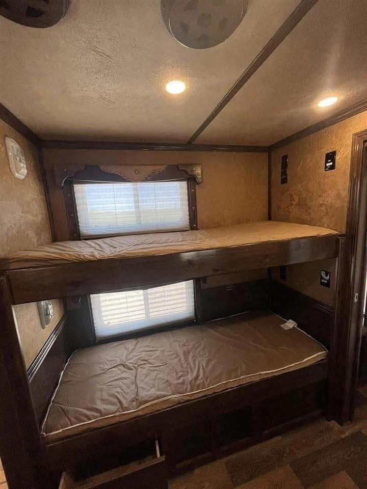 2016 Platinum 4 Horse Reverse Load Bunk Beds - Image 22