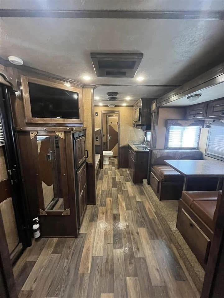 2016 Platinum 4 Horse Reverse Load Bunk Beds - Image 29