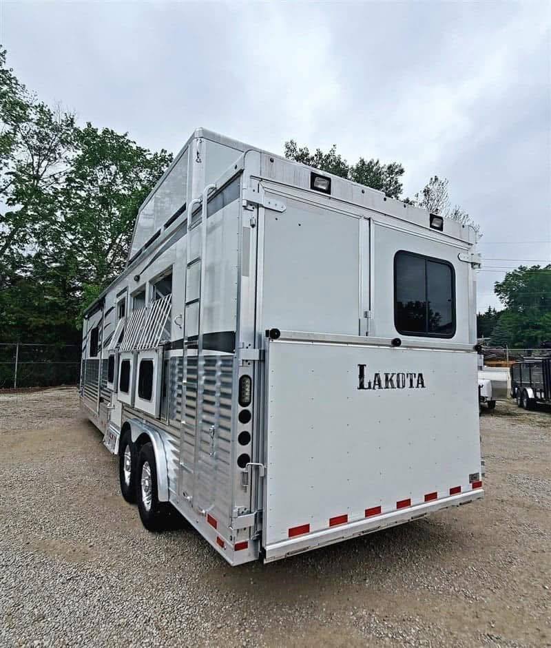 2018 Lakota Bighorn 3 Horse Double Slide Living Quarter - Image 7